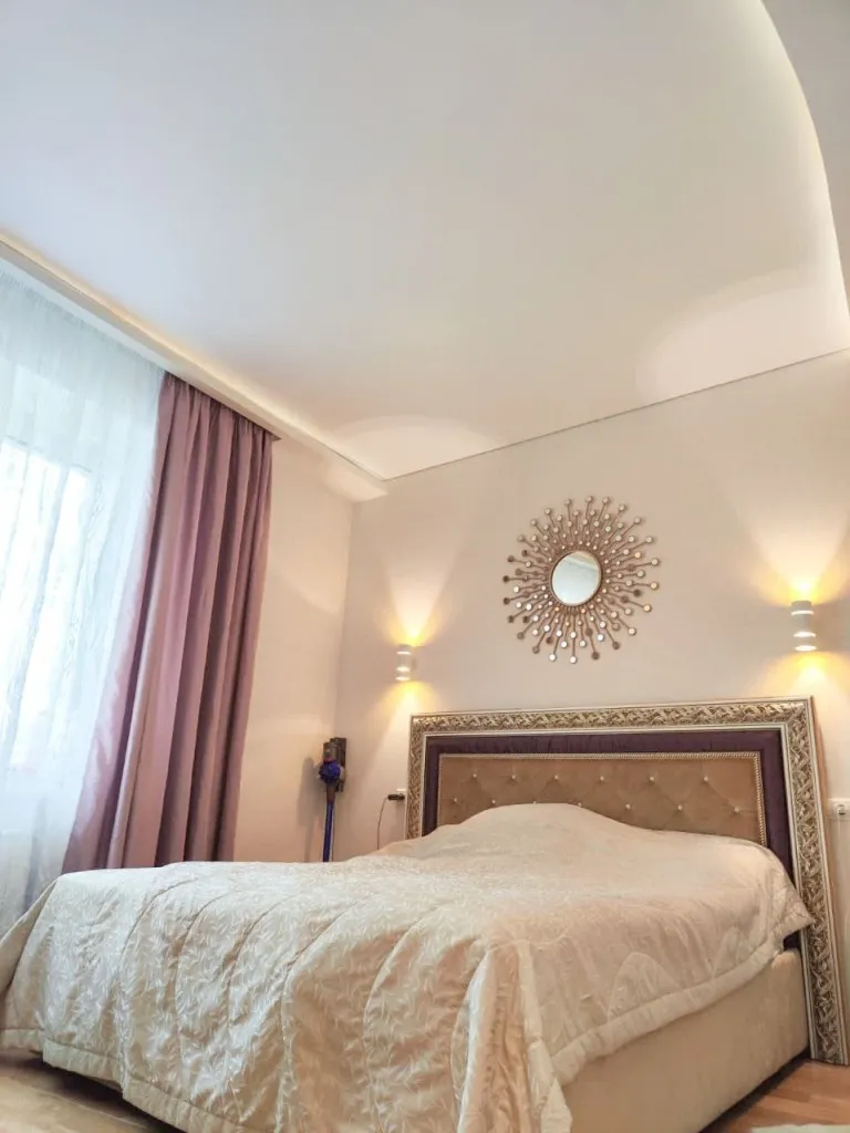 Натяжные потолки для спальни